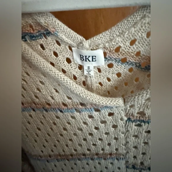 BKE Women's Cream and Blue V-Neck Sweater - Picture 3 of 5